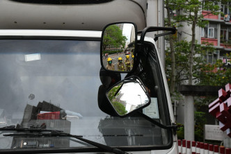 事件中，货车倒后镜损毁。