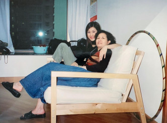 04年，锺嘉欣移居香港发展演艺事业，当时好惊嘅佢好彩有妈妈陪住。