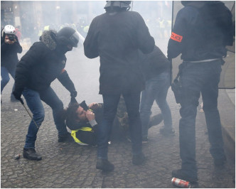 单是在巴黎便有223人被捕。AP