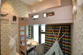 儿童房以高架床布置，并设儿童帐篷。（1座18楼A室经改动示范单位）