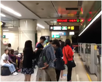 台北捷运一度停驶，乘客滞留月台。网图