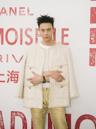 陳偉霆首先以品牌斜紋外套搭配金色長褲亮相，「菠蘿頭」 造型也極具特色。