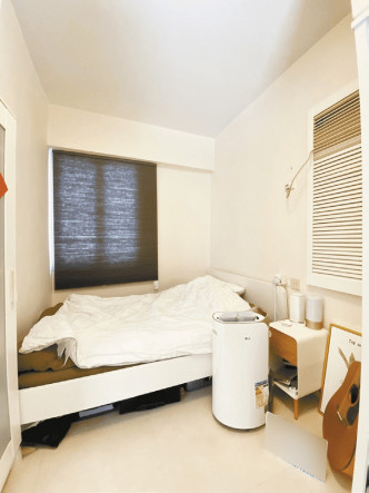 房间家具及装潢均以白色为主，简约舒适。