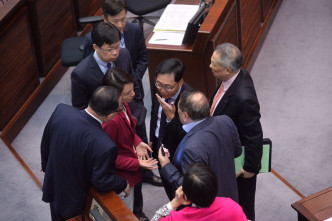陈健波复会后宣布转至一楼会议厅开会，并加会十五分钟。