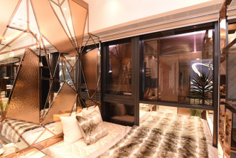 以開放式層架分隔睡房與客廳，增加空間感。（18樓E室）