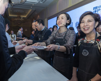 昂坪360 主席杨美珍女士 （右二） 向同事派发爱心朱古力。