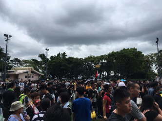 下午3時半前，在海心海心公園聚集的黑衣人增加。