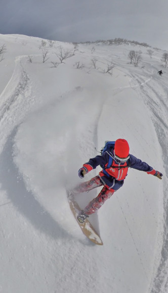 MV中纪录了Eric不少滑雪高难度动作。