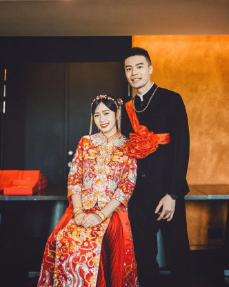 Dewi与赖先生在订婚仪式中穿起中式礼服拍照。