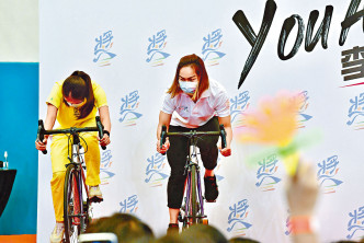 李慧詩（右）與學生踏單車，自然技勝一籌。