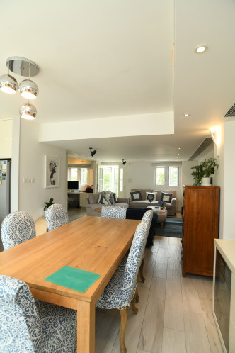 客飯兩廳呈長方形，單位牆身及地板均選用白色作主調，使一室更為明亮。