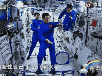 聂海胜在太空站打太极，不自觉飘了起来。网图