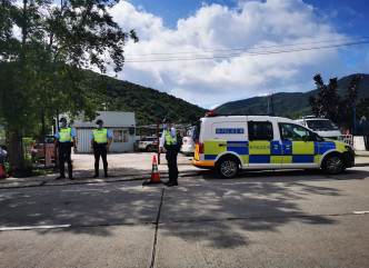 警方于大屿山一带截查车辆严打禁区假通行证。图:警方提供