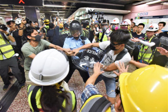 警员与示威者冲突，场面混乱。