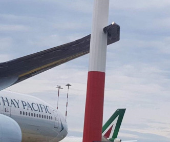 國泰航空客機撞到燈柱。網上圖片