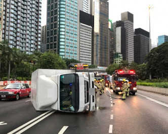 货车疑路滑失控翻侧。Tsang Cheuk Sau‎图片