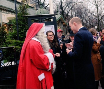 威廉王子與聖誕老人聊天。