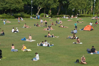 市民到公园游玩。