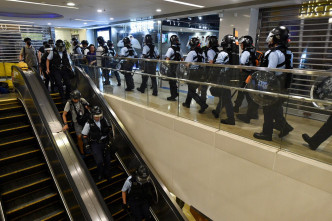 防暴警察进入黄大仙中心搜捕示威者。