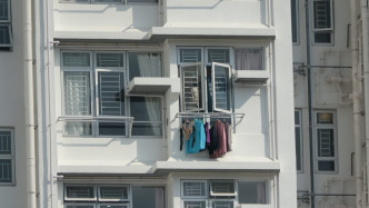 有被隔離人士在窗台晾曬衣物。