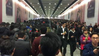 香港站迫满前往中环站的乘客。Ching Yu Wun图片