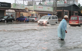 屏东地区雨势强烈。网上图片