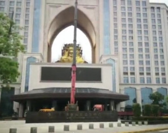 江蘇鹽城權健集團華東總部主建築中間的雙面佛佛頭被拆除。網上圖片