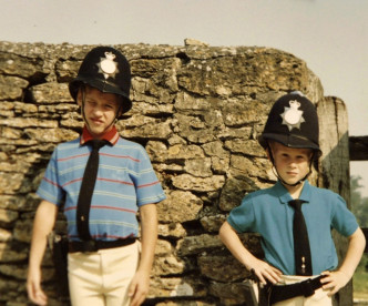二人兒時帶著警察頭盔留影。