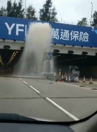 西隧有水喉爆裂，水柱湧上十幾米高。Lau Keio Ho圖片