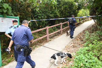 警犬中午左右到场协助搜索。