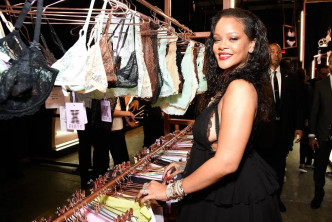 Rihanna于18年创立内衣品牌，搞得有声有色。