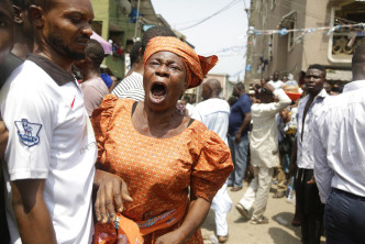 尼日利亞塌樓現場死者家屬情緒激動。Ap圖片