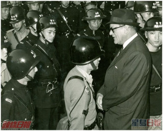 前港督戴麟趾在九龍城警署廣場與警員及警官談話。資料圖片