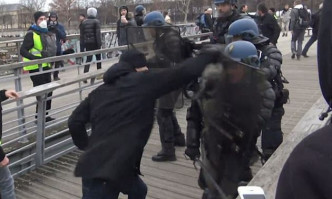 示威者挥拳攻击警员。网上图片
