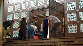 警方昨晚到清真寺清理蓝色水剂。资料图片