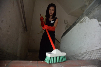 青年義工帶同清潔用具清潔單位，以準備入住。