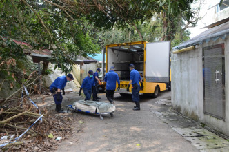 遺體由仵工運走。歐陽偉光攝