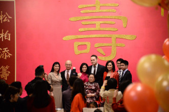罗启瑞（台上左二）与家人及罗老太合照。卢江球摄