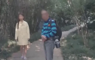 一名女子和一名摄影师在上海复旦大学校园内录制全裸影片。(网图)