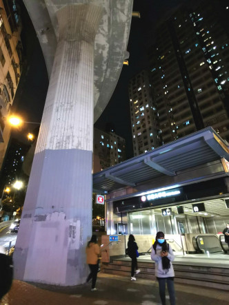 香港大学站附近山道天桥石柱未见有涂污。