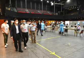 李家超到訪九龍灣國際展貿中心社區檢測中心。