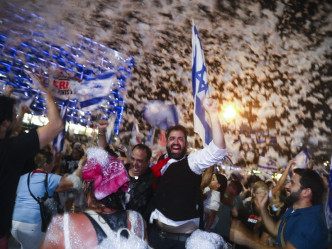 大批市民上街庆祝内塔尼亚胡下台。AP