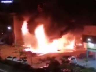 广东揭阳私家车未拔油枪拉倒入油机，油站发生爆炸。网上图片