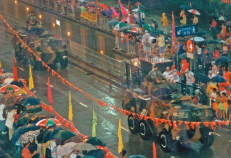 解放军陆海空三军大雨中进驻。