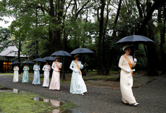 秋篠宮妃紀子等撐傘參加儀式。（路透社）