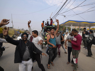 印度总理莫迪突宣布撤回3条农业法，首都新德里有民众上街庆祝。AP图