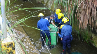 消防及渔护署人员爬落引水道救起小赤麂。