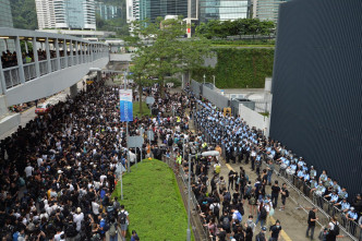 大批市民通宵在立法會外留守。