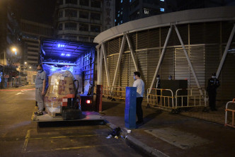 午夜起多架货车已先将酒精搓手液、杯面及罐头等物资，运到吴松街临时熟食小贩市场内存放。