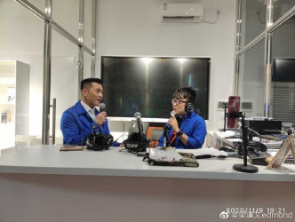 梁漢文接受內地電台訪問。